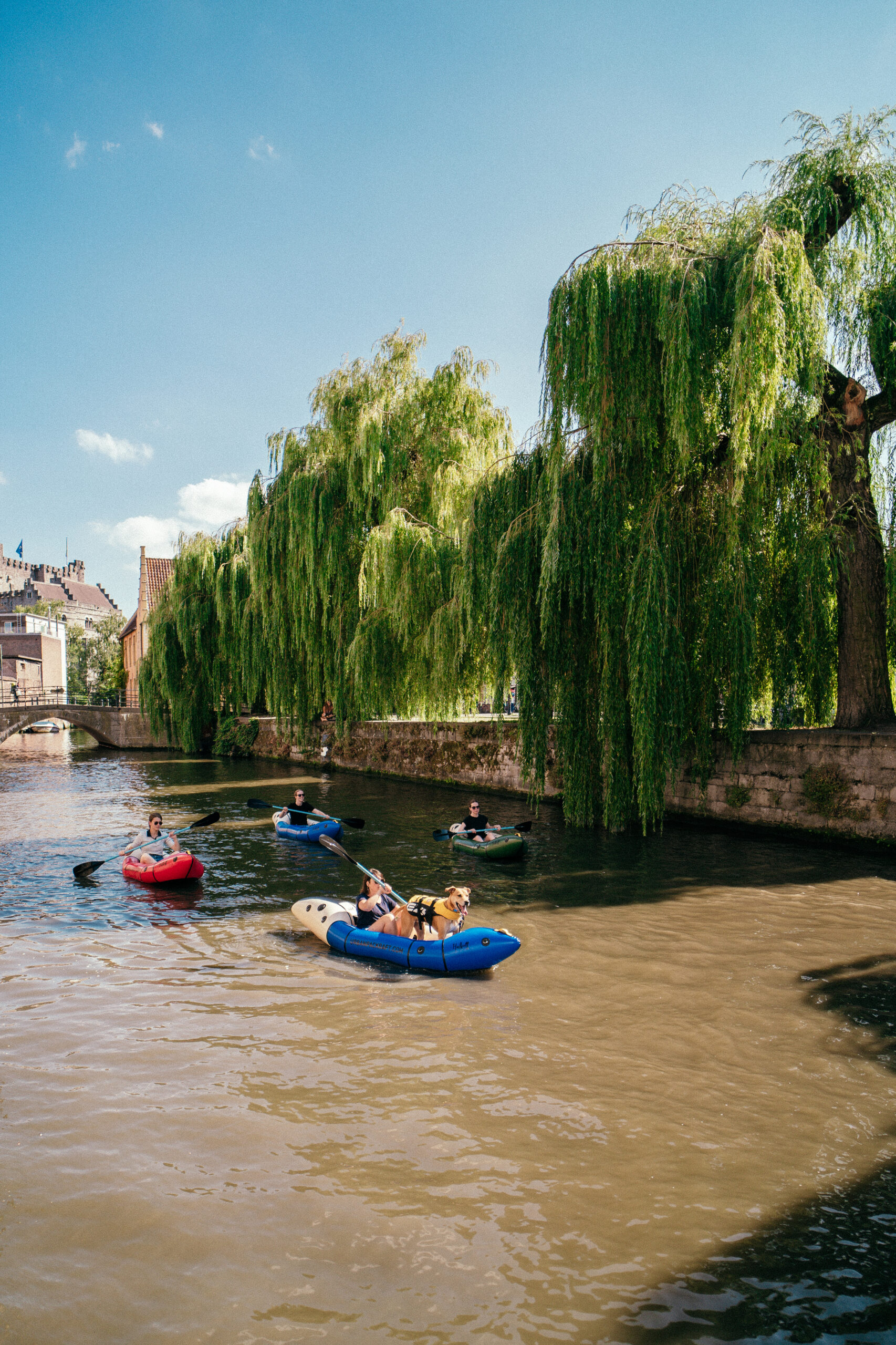 Groep vrienden peddelt samen op packrafts door Gent